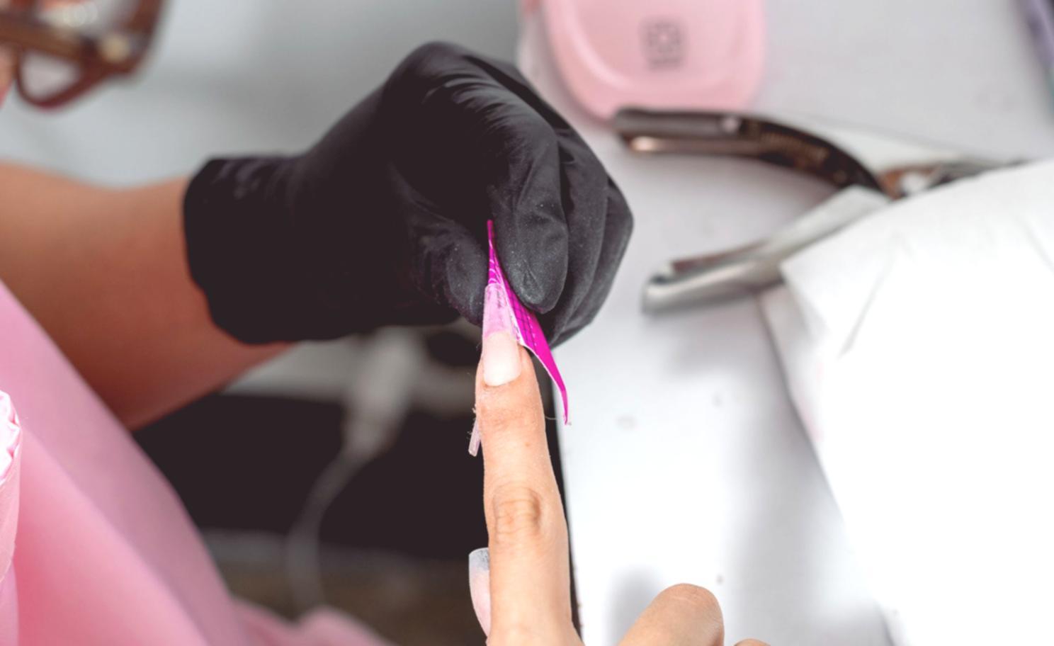 Studentessa durante corso di nail art